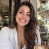 Secretya customer portrait in a café